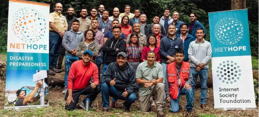 Photo de groupe du personnel de NetHope et de la Fondation ISOC