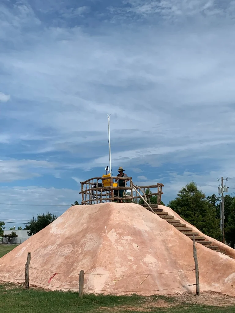 A training outdoors where you can see 2 men instaling a radio station.