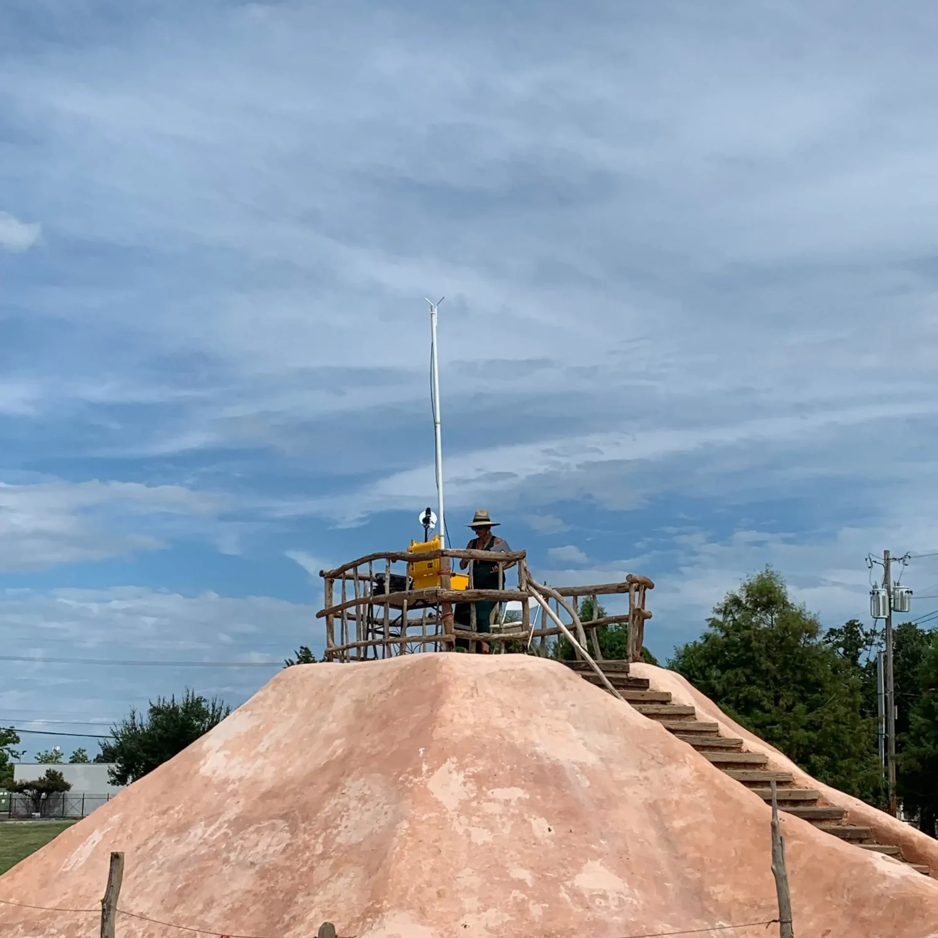 A training outdoors where you can see 2 men instaling a radio station.